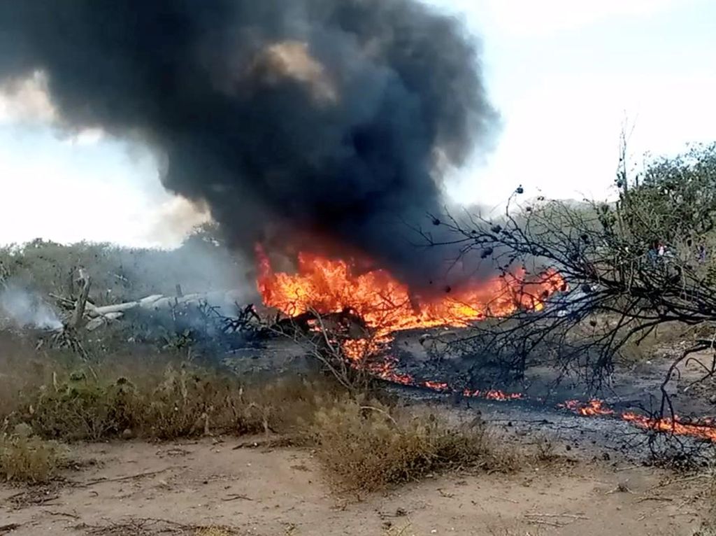 Detik-detik Helikopter Jatuh dan Terbakar di Venezuela