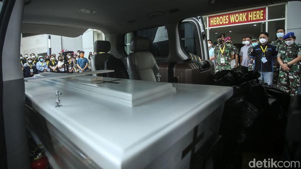 Duka Iringi Pelepasan Nakes Wisma Atlet yang Gugur Saat Bertugas