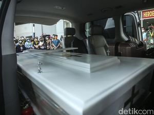 Duka Iringi Pelepasan Nakes Wisma Atlet yang Gugur Saat Bertugas Duka Iringi Pelepasan Nakes Wisma Atlet yang Gugur Saat Bertugas