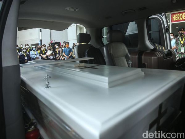 Duka Iringi Pelepasan Nakes Wisma Atlet yang Gugur Saat Bertugas