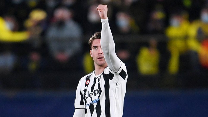 VILLARREAL, SPAIN - FEBRUARY 22: Dusan Vlahovic of Juventus celebrates after scoring their teams first goal during the UEFA Champions League Round Of Sixteen Leg One match between Villarreal CF and Juventus at Estadio de la Ceramica on February 22, 2022 in Villarreal, Spain. (Photo by Aitor Alcalde/Getty Images)