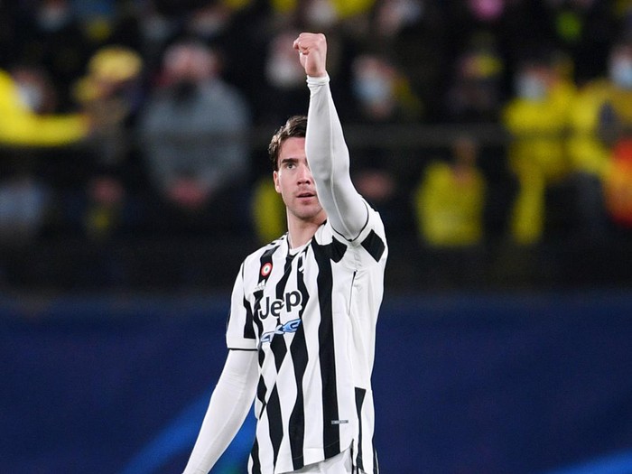 VILLARREAL, SPAIN - FEBRUARY 22: Dusan Vlahovic of Juventus celebrates after scoring their teams first goal during the UEFA Champions League Round Of Sixteen Leg One match between Villarreal CF and Juventus at Estadio de la Ceramica on February 22, 2022 in Villarreal, Spain. (Photo by Aitor Alcalde/Getty Images)