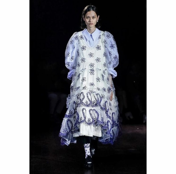 Rizal Rama di catwalk Simone Rocha/