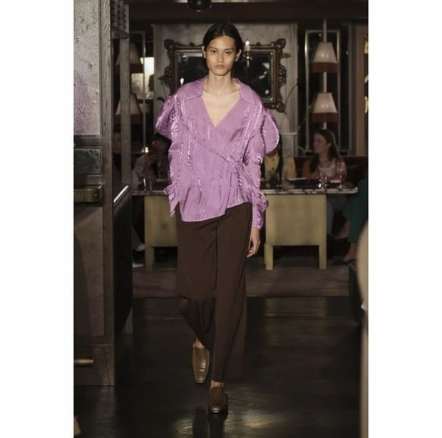 Rizal Rama berjalan di catwalk Rejina Pyo/