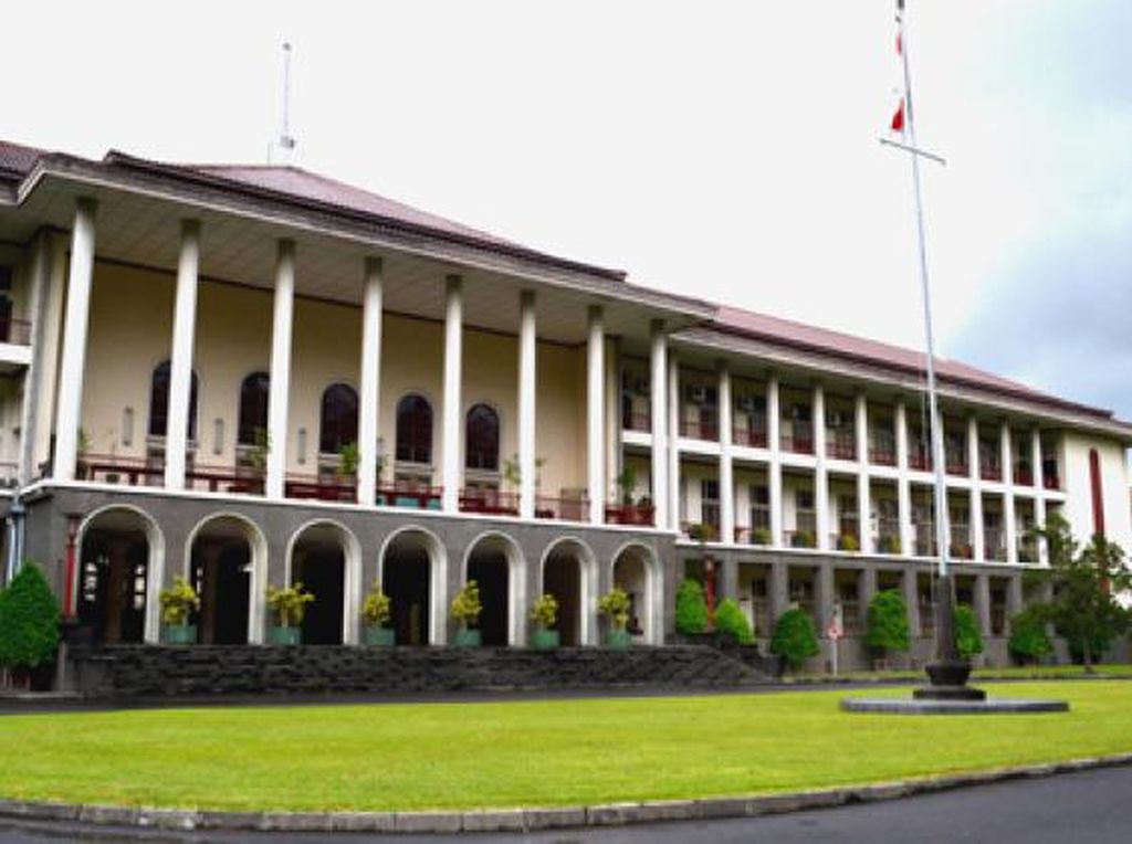 Kampus Terbaik di Pulau Jawa Versi QS AUR 2023, UGM Peringkat Berapa?