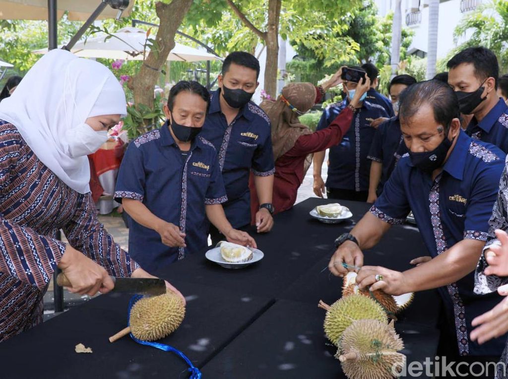 Saat Khofifah Suguhkan Durian ke Cleaning Service di Kantor Gubernur Jatim