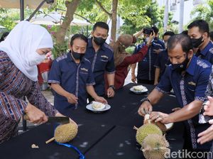 Saat Khofifah Suguhkan Durian ke Cleaning Service di Kantor Gubernur Jatim Saat Khofifah Suguhkan Durian ke Cleaning Service di Kantor Gubernur Jatim