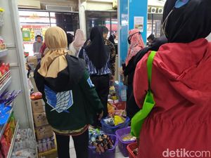 Demi Minyak Goreng, Emak-emak di Sukabumi Intip Minimarket Tiap Hari
