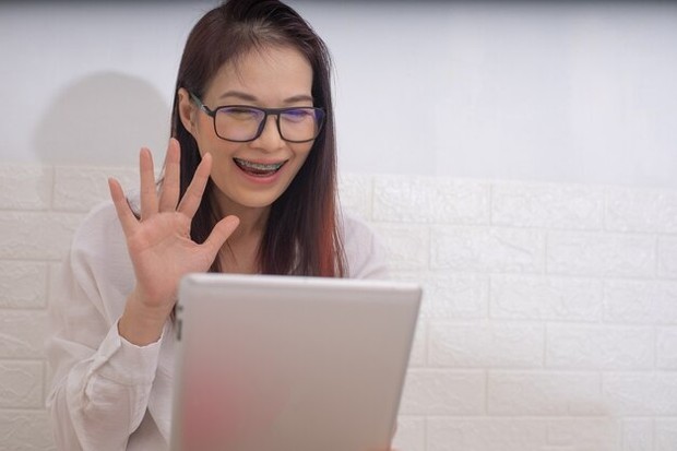 Ilustrasi menghubungi teman/ Foto: Freepik.com Ilustrasi menghubungi teman/ Foto: Freepik.com