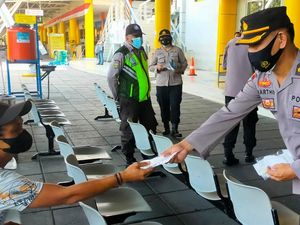 Polisi Cek Prokes di Pelabuhan Priok: Keluar Masuk Wajib Scan PeduliLindungi