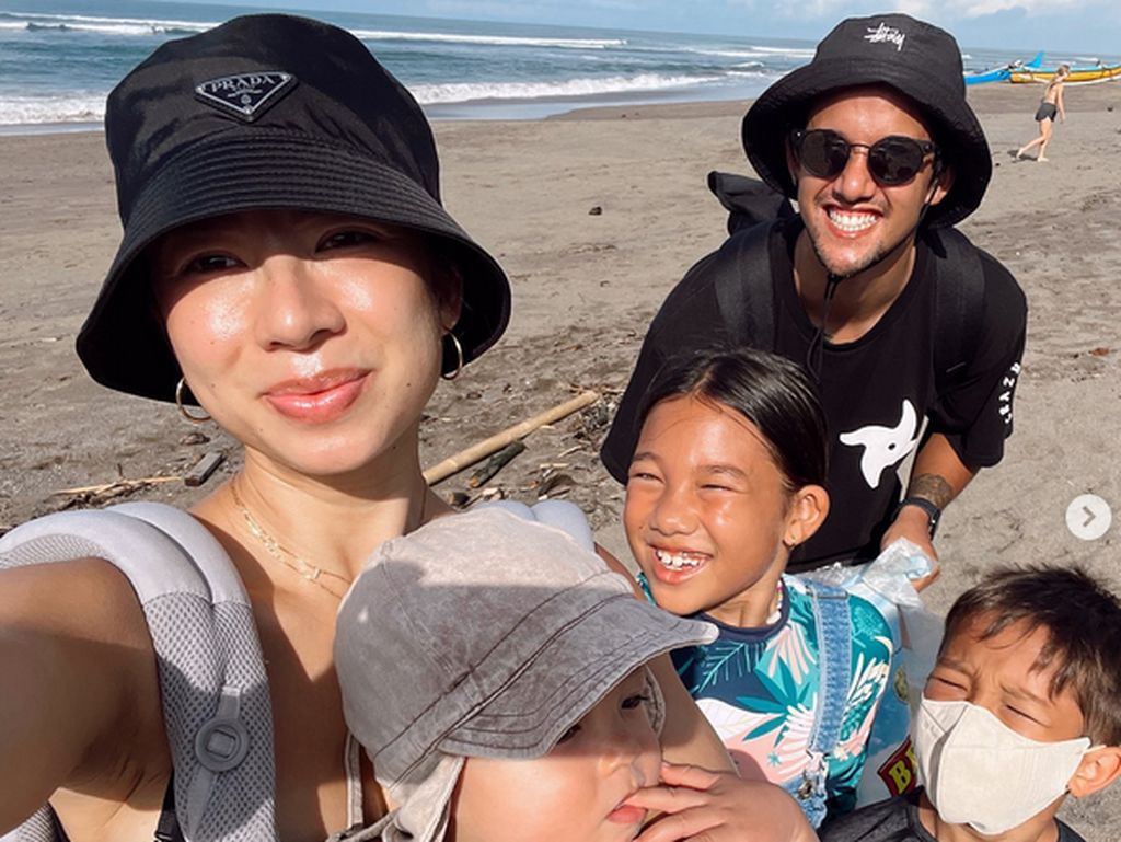 Family Goals! Jennifer Bachdim dan Keluarga Bersihkan Sampah di Pantai Bali
