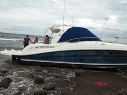 Yacht Berbendera Malaysia Tanpa ABK Terdampar di Perairan Buleleng Bali