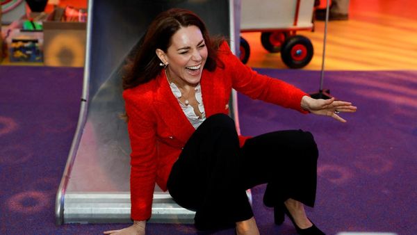 8 Momen Kate Middleton Main Perosotan Pakai Heels, Wajahnya Bahagia Banget