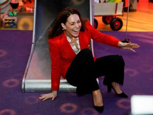 8 Momen Kate Middleton Main Perosotan Pakai Heels, Wajahnya Bahagia Banget