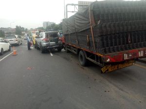 Avanza Rem Mendadak, 6 Kendaraan Kecelakaan Beruntun di Tol JORR