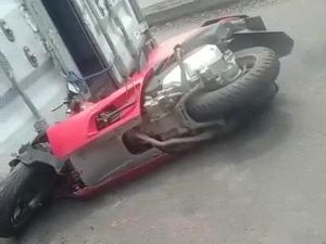Truk Kontainer Terguling Timpa Motor di Pasuruan