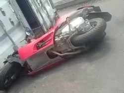 Truk Kontainer Terguling Timpa Motor di Pasuruan