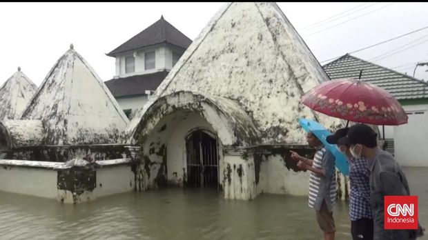 Sejumlah makam raja-raja Gowa yang berada di Kompleks Masjid Tua Katangka, Kabupaten Gowa, Sulawesi Selatan, terendam air akibat curah hujan yang tinggi selama beberapa hari terakhir, menyebabkan terjadinya kerusakan.
