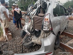 Mobil Tertabrak KA di Sumpiuh Banyumas, 2 Orang Tewas