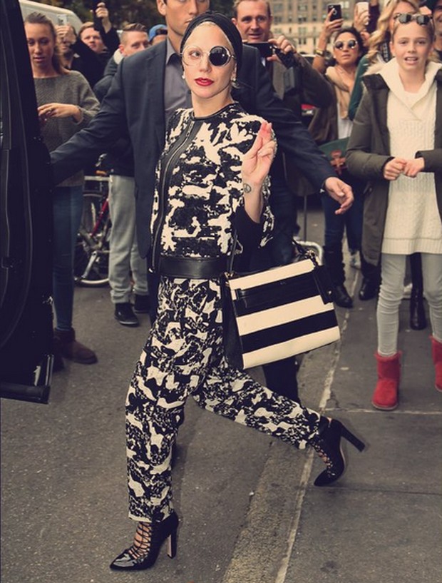 Lady Gaga mengenakan setelan monochrome army dan turban sebagai asesoris penutup kepala