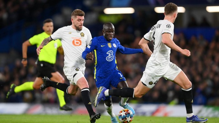 LONDON, ENGLAND - FEBRUARY 22: Ngolo Kante of Chelsea battles for possession with Xeka and Sven Botman of Lille OSC during the UEFA Champions League Round Of Sixteen Leg One match between Chelsea FC and Lille OSC at Stamford Bridge on February 22, 2022 in London, England. (Photo by Mike Hewitt/Getty Images)