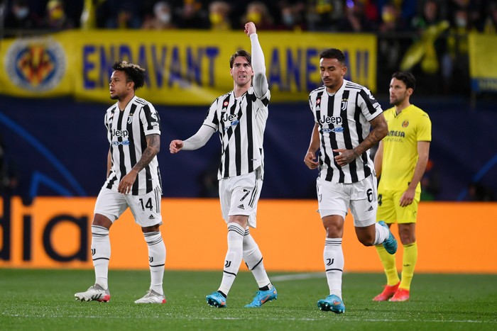 VILLARREAL, SPAIN - FEBRUARY 22: Dusan Vlahovic of Juventus celebrates after scoring their teams first goal during the UEFA Champions League Round Of Sixteen Leg One match between Villarreal CF and Juventus at Estadio de la Ceramica on February 22, 2022 in Villarreal, Spain. (Photo by Aitor Alcalde/Getty Images)