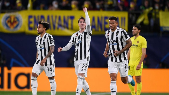 VILLARREAL, SPAIN - FEBRUARY 22: Dusan Vlahovic of Juventus celebrates after scoring their teams first goal during the UEFA Champions League Round Of Sixteen Leg One match between Villarreal CF and Juventus at Estadio de la Ceramica on February 22, 2022 in Villarreal, Spain. (Photo by Aitor Alcalde/Getty Images)