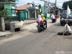 Hati-hati! Lubang Besar Menganga di Tengah Jalan Haji Gofur