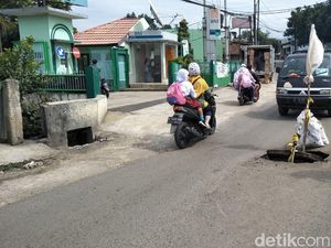 Hati-hati! Lubang Besar Menganga di Tengah Jalan Haji Gofur Hati-hati! Lubang Besar Menganga di Tengah Jalan Haji Gofur