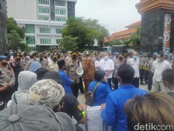 Lamongan Jadi Langganan Banjir, Mahasiswa dan Warga Turun Demo