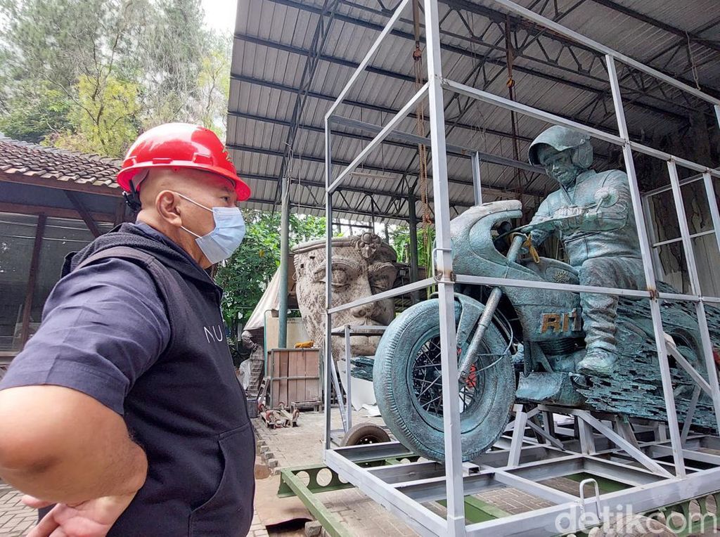 Patung Jokowi Naik Motor Akhirnya Tiba di Mandalika