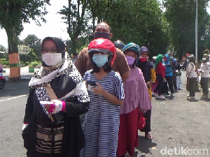 Emak-emak di Lumajang Rela Antre Berpanas-panasan Demi Minyak Goreng Murah Emak-emak di Lumajang Rela Antre Berpanas-panasan Demi Minyak Goreng Murah