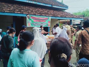 Minyak Goreng Masih Langka, Warga Ngawi Serbu Operasi Pasar