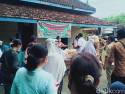 Minyak Goreng Masih Langka, Warga Ngawi Serbu Operasi Pasar