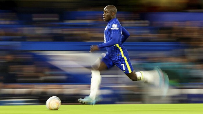 Momen Chelsea Pecundangi Lille 2-0 di Stamford Bridge Lille's Sven Botman, right, vies for the ball with Chelsea's Hakim Ziyech, center, during the Champions League round of 16, first leg, soccer match between Chelsea and LOSC Lille at Stamford Bridge stadium in London, Tuesday, Feb. 22, 2022. (AP Photo/Ian Walton)