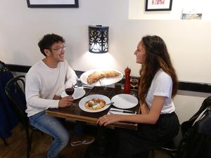 Nadine Chandrawinata dan Dimas Anggara Selalu Kompak Saat Ngopi dan Makan