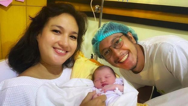 Nadine Chandrawinata melahirkan aanak pertama