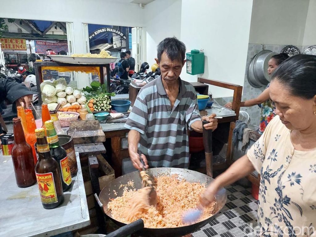 Bar-bar Banget! Warung Nasi Goreng di Surabaya Ini Jual 300 Porsi Per Hari