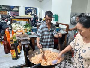 Bar-bar Banget! Warung Nasi Goreng di Surabaya Ini Jual 300 Porsi Per Hari Bar-bar Banget! Warung Nasi Goreng di Surabaya Ini Jual 300 Porsi Per Hari