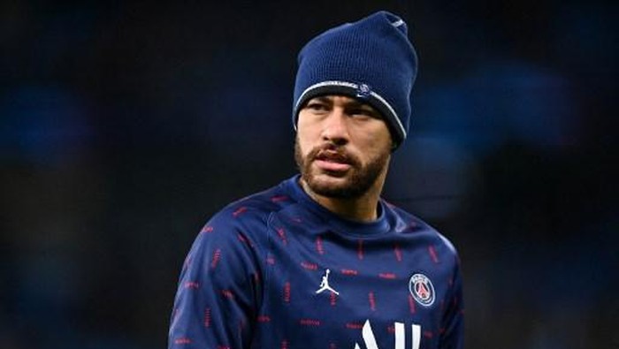 (FILES) In this file photo taken on November 24, 2021 Paris Saint-Germains Brazilian striker Neymar warms up ahead of the UEFA Champions League Group A football match between Manchester City and Paris Saint-Germain at the Etihad Stadium in Manchester, north west England. - Football star Neymar said he is 