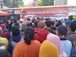 Penampakan Antrean Mengular Warga Blitar Berburu Minyak Goreng Murah
