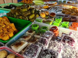 Mengintip Omzet Pedagang Pasar Kue Subuh yang Lapaknya Mau Dipindah