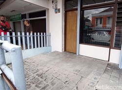 Fakta-fakta Mobil Parkir di Ruang Tamu Rumah Warga Tasikmalaya