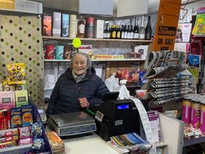 Nenek 81 Tahun Penjual Sandwich Ini Viral dan Punya Banyak Penggemar