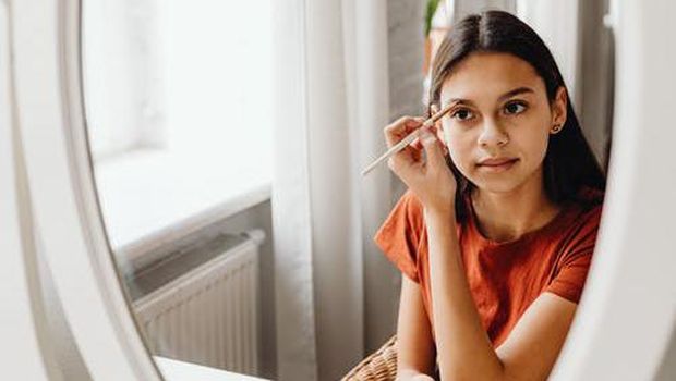 Pensil Alis Lokal Legendaris  / foto : pexels.com/KarolinaGrabowska