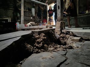 Cerita Warga Lebak Rasakan Pergerakan Tanah pada Malam Hari Cerita Warga Lebak Rasakan Pergerakan Tanah pada Malam Hari