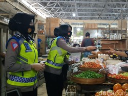 Aksi Srikandi Tangguh Pacitan Sapa dan Bagi Masker di Pasar