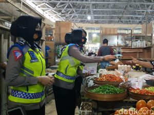 Aksi Srikandi Tangguh Pacitan Sapa dan Bagi Masker di Pasar Aksi Srikandi Tangguh Pacitan Sapa dan Bagi Masker di Pasar