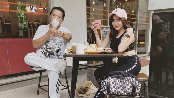 Pose Ayu Aulia, Model Cantik Saat Makan dengan Hotman Paris hingga Zikri Daulay
