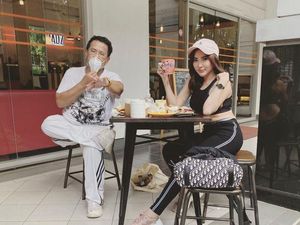 Pose Ayu Aulia, Model Cantik Saat Makan dengan Hotman Paris hingga Zikri Daulay Pose Ayu Aulia, Model Cantik Saat Makan dengan Hotman Paris hingga Zikri Daulay